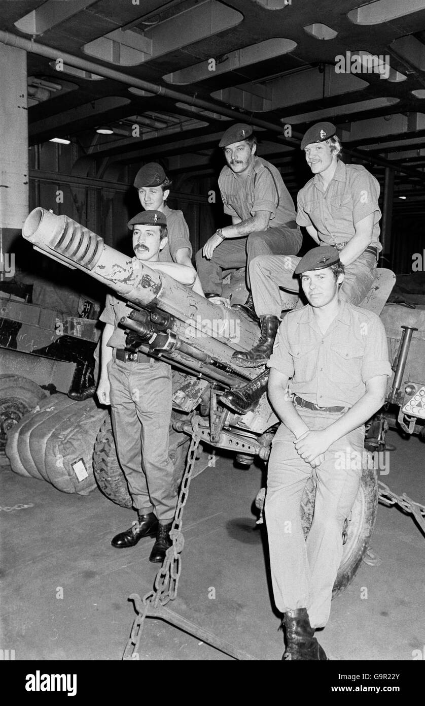 Les membres de 2 et 3 para avec leur souvenir du conflit des Malouines, un wowitzer argentin de 105 Pack capturé à Goose Green, à bord du ferry Europic qui s'est amarré à Southampton. Banque D'Images