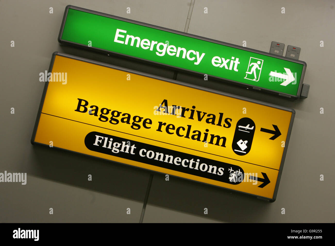 Panneaux dans la zone des arrivées du terminal 3 de l'aéroport Heathrow de Londres. Banque D'Images