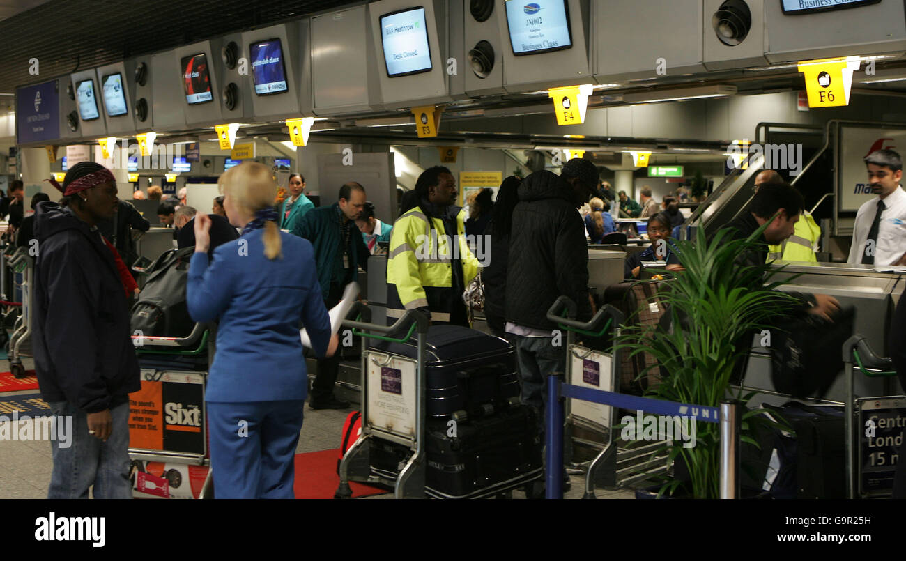 Photos de transport générique.Les passagers s'enregistrer au terminal 3 de l'aéroport Heathrow de Londres. Banque D'Images