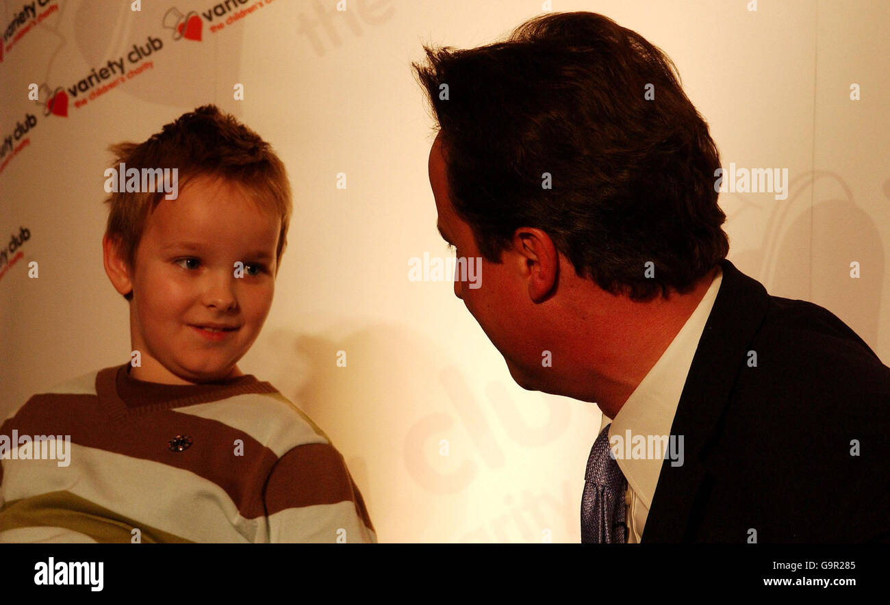 Le chef du Parti conservateur David Cameron rencontre Barnaby Lister, un homme de 8 ans souffrant de paralysie cérébrale, lors d'une présentation en fauteuil roulant du Variety Club et d'un débat sur la responsabilité sociale des entreprises à Londres. Banque D'Images