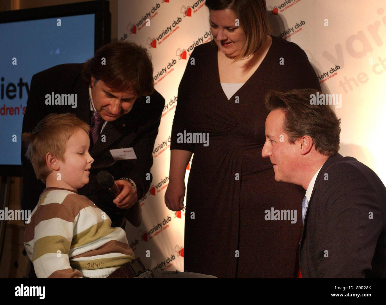 Le chef du Parti conservateur David Cameron rencontre Barnaby Lister, un homme de 8 ans souffrant de paralysie cérébrale, lors d'une présentation en fauteuil roulant du Variety Club et d'un débat sur la responsabilité sociale des entreprises à Londres. Banque D'Images