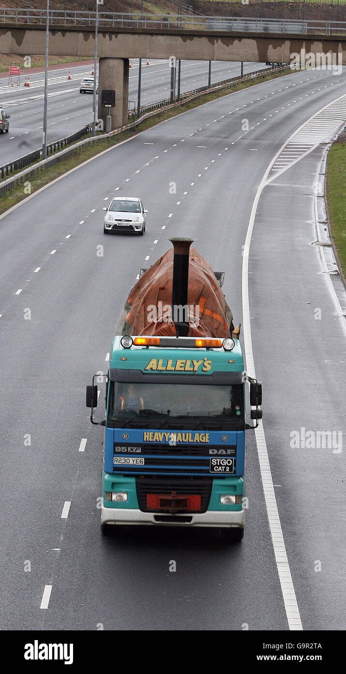 La locomotive de 170 ans, appelée Lion, fait son dernier voyage - par la route sur l'autoroute M62. Banque D'Images