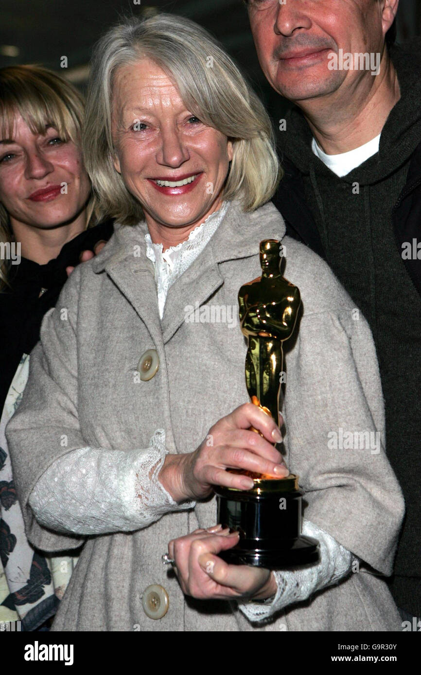 Dame Helen Mirren revient à l'aéroport d'Heathrow, après avoir remporté la meilleure actrice aux Oscars du dimanche soir. Banque D'Images