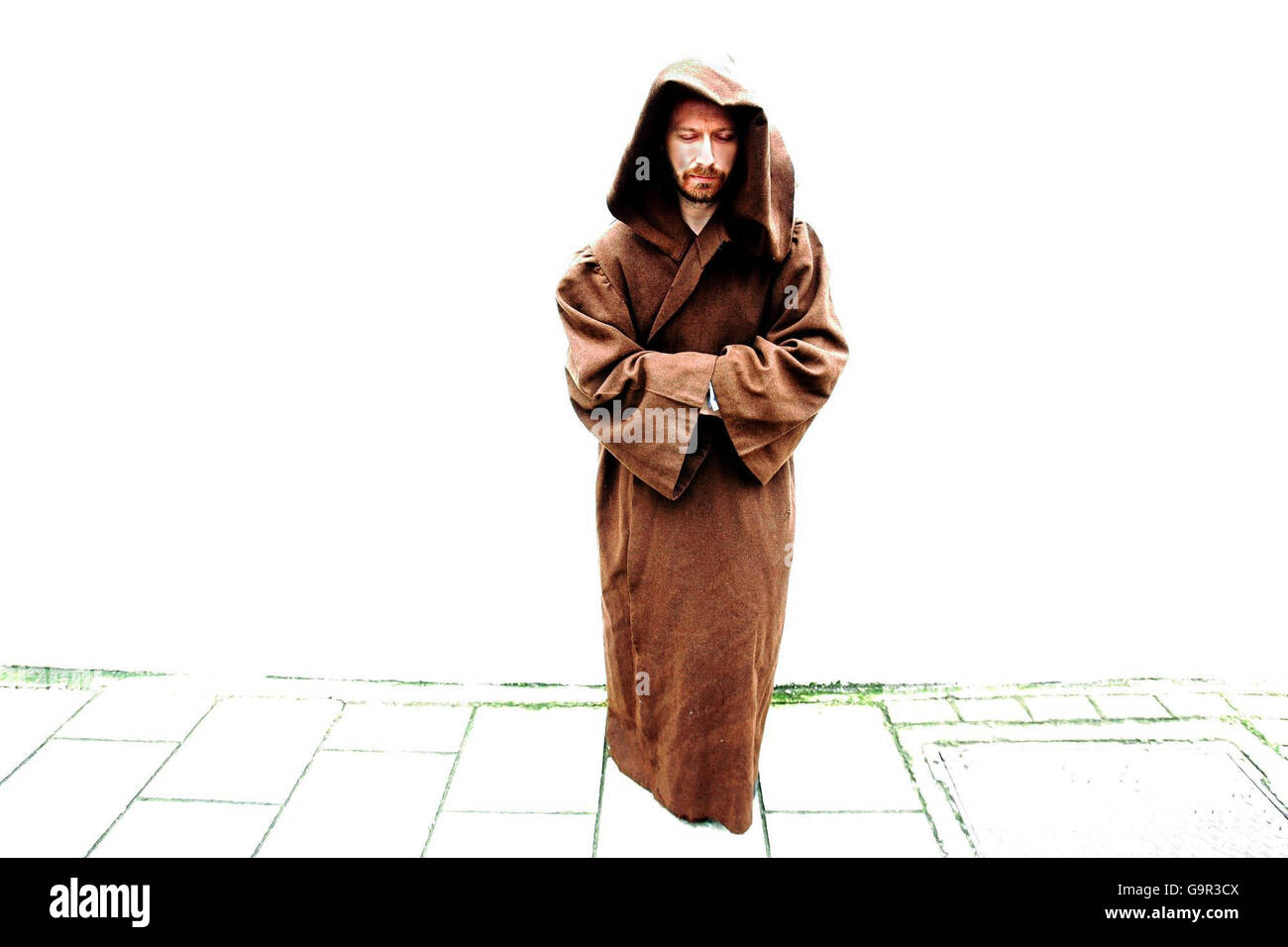 Clive Lammiman, assistante de la salle de vente de Bonhams, porte le manteau de laine marron clair OBI-WAN Kenobi, porté par Alec Guinness dans Star Wars. Banque D'Images