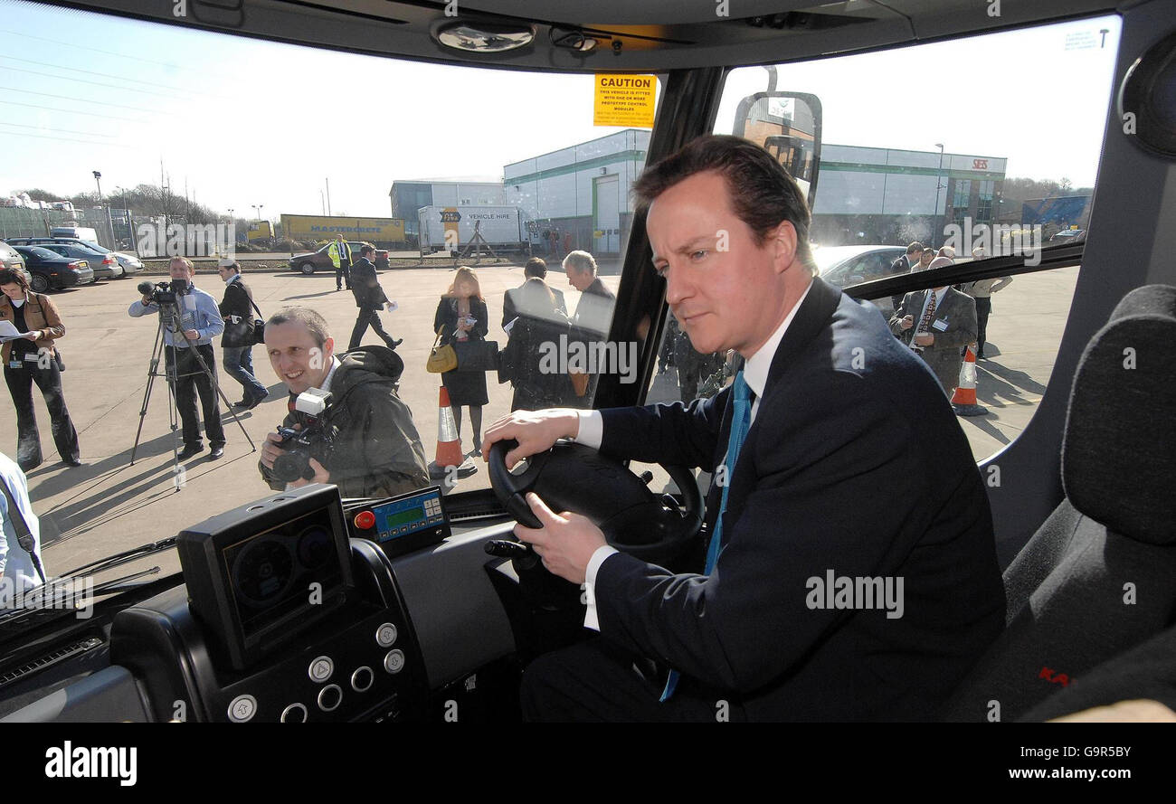 Le chef conservateur David Cameron dans la cabine d'un camion électrique Modec M4, à l'ouverture de l'usine Modec à Coventry ce matin. Banque D'Images