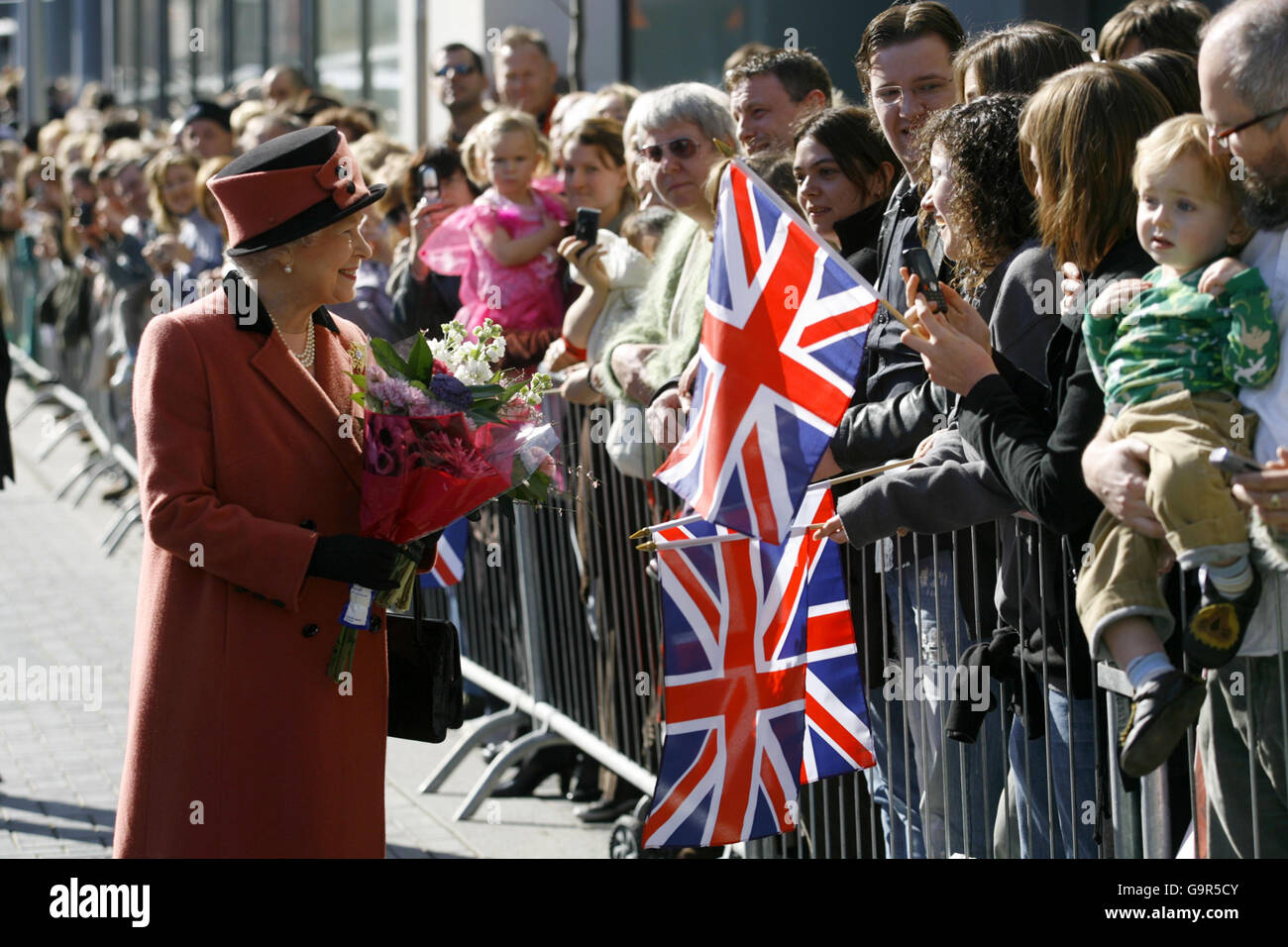 La Reine Elizabeth II de Grande-Bretagne à pied avant de visiter la bibliothèque Jubilee lors de sa visite à Brighton aujourd'hui où elle a regardé un cours de baby Boogie. Banque D'Images