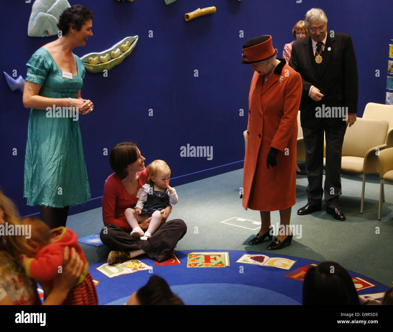 La reine Elizabeth II de Grande-Bretagne rencontre de jeunes mères lors de sa visite de la bibliothèque Jubilee lors de sa visite à Brighton aujourd'hui. Les mères et les enfants ont pris part à une classe de baby-Boogie. Banque D'Images