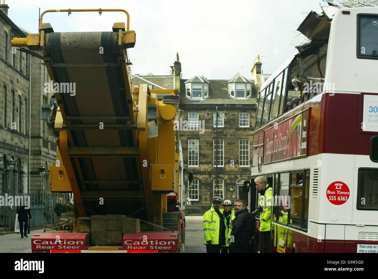 Un double dunker (à droite) sur la rue Charlotte à Édimbourg, après qu'une partie de son toit a été arrachée par le camion à gauche, est inspecté avant d'être emmené.Le toit a été arraché ce matin à l'heure de pointe de la ville. Banque D'Images