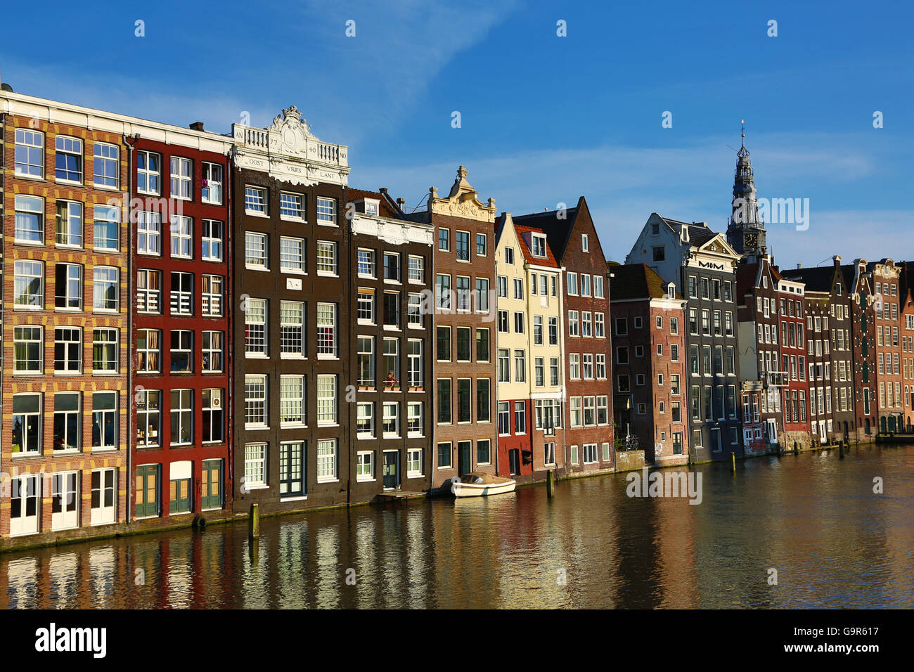 Maisons traditionnelles sur le Damrak canal à Amsterdam, Holland Banque D'Images