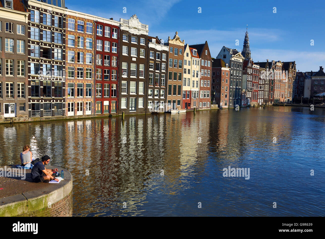 Maisons traditionnelles sur le Damrak canal à Amsterdam, Holland Banque D'Images