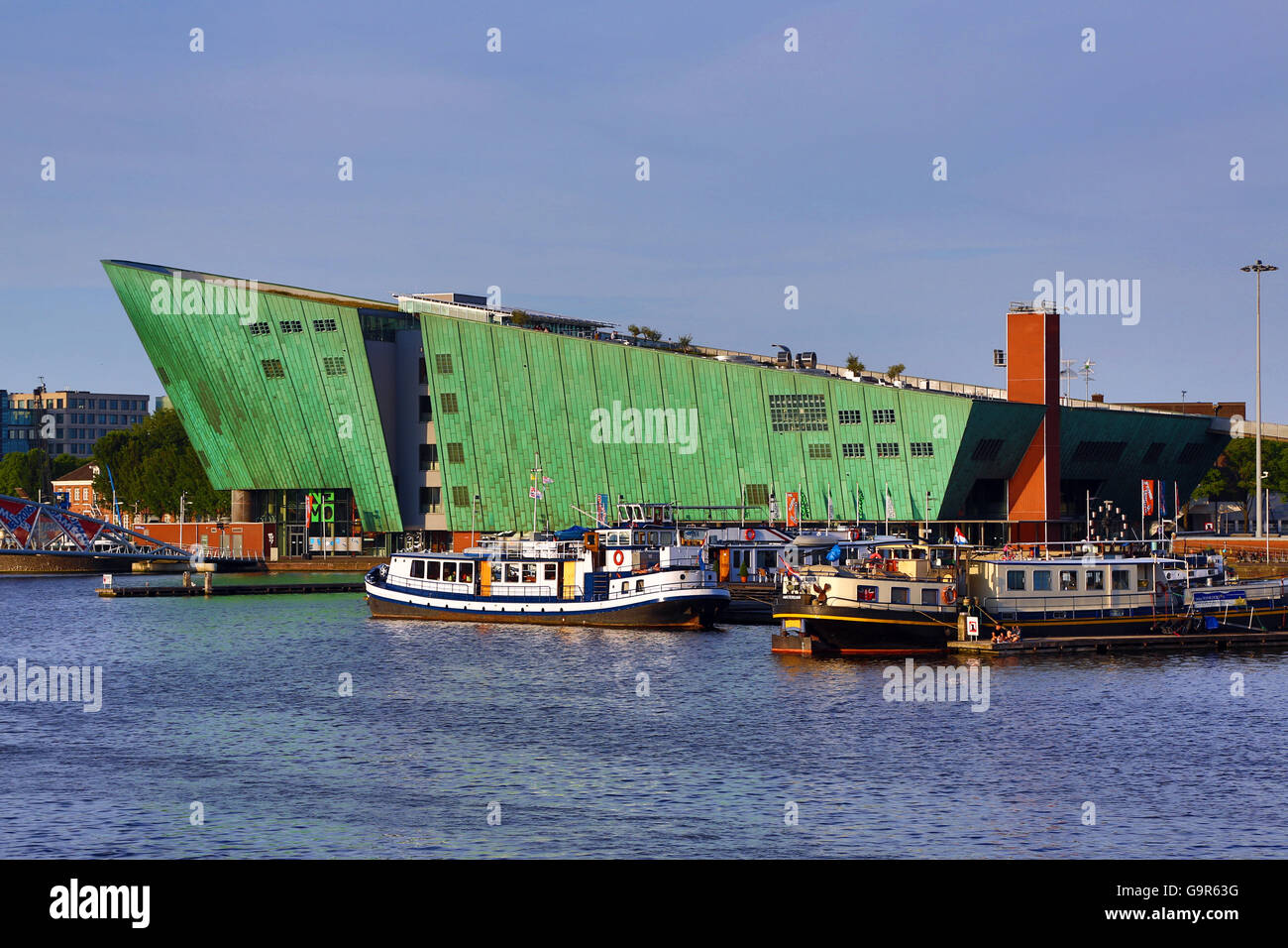 Le Musée des sciences NEMO sur le bord de l'eau à Amsterdam, Hollande Banque D'Images