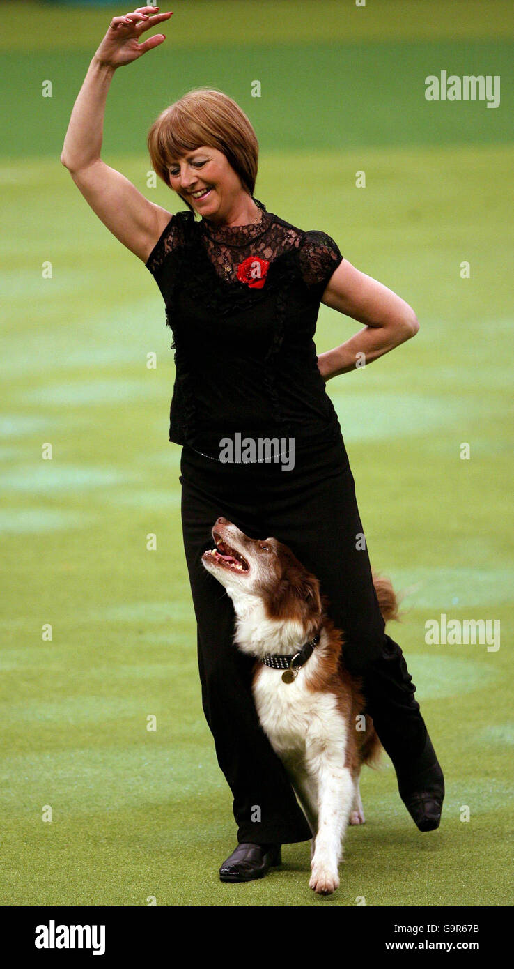 Kath Hardman donne un travail de talon à l'affichage de musique avec chien Ginnie à Crufts, Birmingham. Banque D'Images