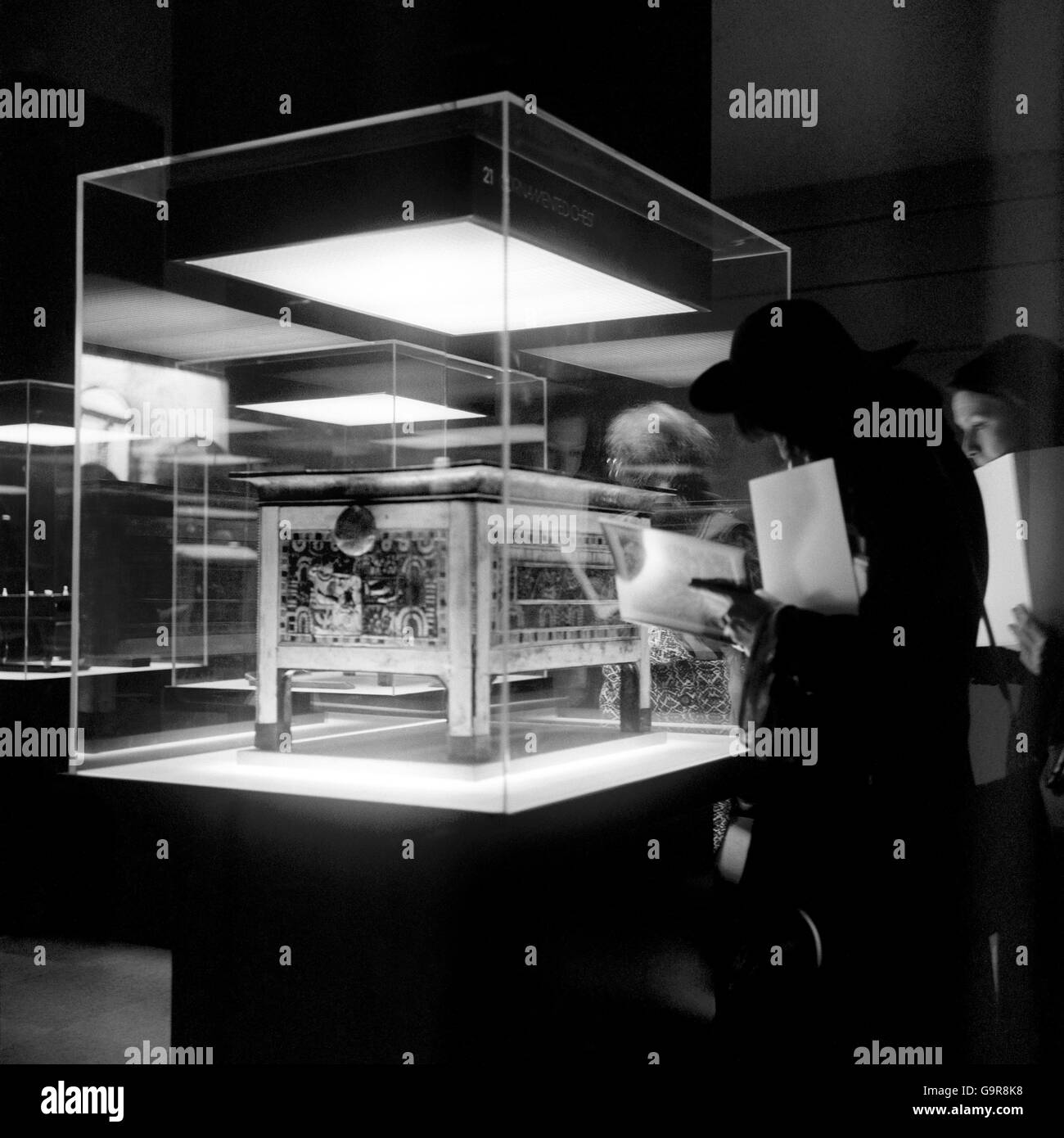 Bientôt pour recevoir l'hommage de milliers de Britanniques, le Pharaon Toutankhamen tient un tribunal au British Museum. Brillant dans un coffret en verre est l'un des 50 trésors inestimables de sa tombe maintenant en prêt de l'Égypte pour l'exposition Banque D'Images