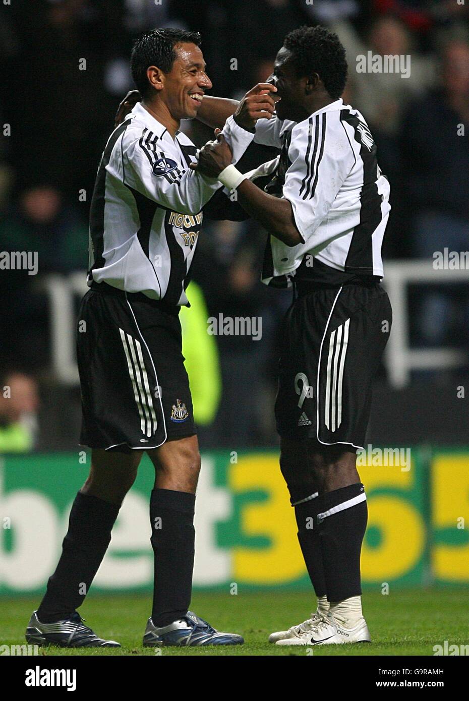Nolberto Solano (r) de Newcastle United célèbre avec Alan Shearer (Deuxième  à gauche) et Duncan Ferguson (deuxième à droite) après avoir obtenu le  troisième objectif Photo Stock - Alamy