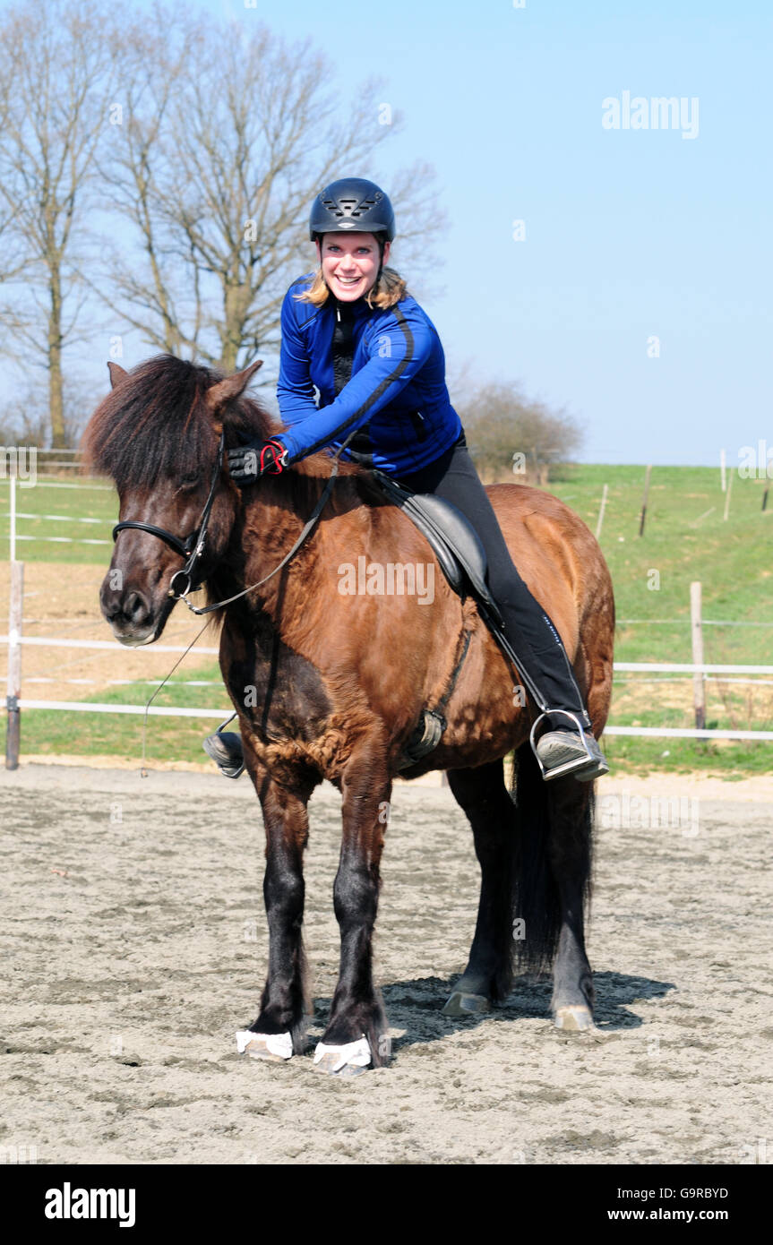 Rider avec Icelandic Horse Banque D'Images