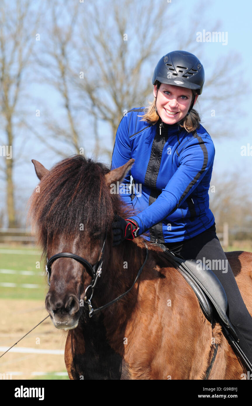 Rider avec Icelandic Horse Banque D'Images