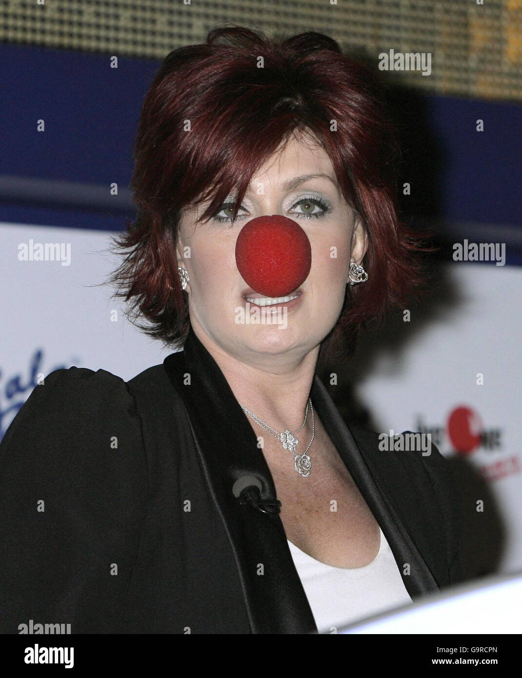 Sharon Osbourne appelle les numéros dans un jeu spécial de Bingo Comic relief, « The Big One », au Gala Bingo à Surrey Quays, au sud-est de Londres. Banque D'Images