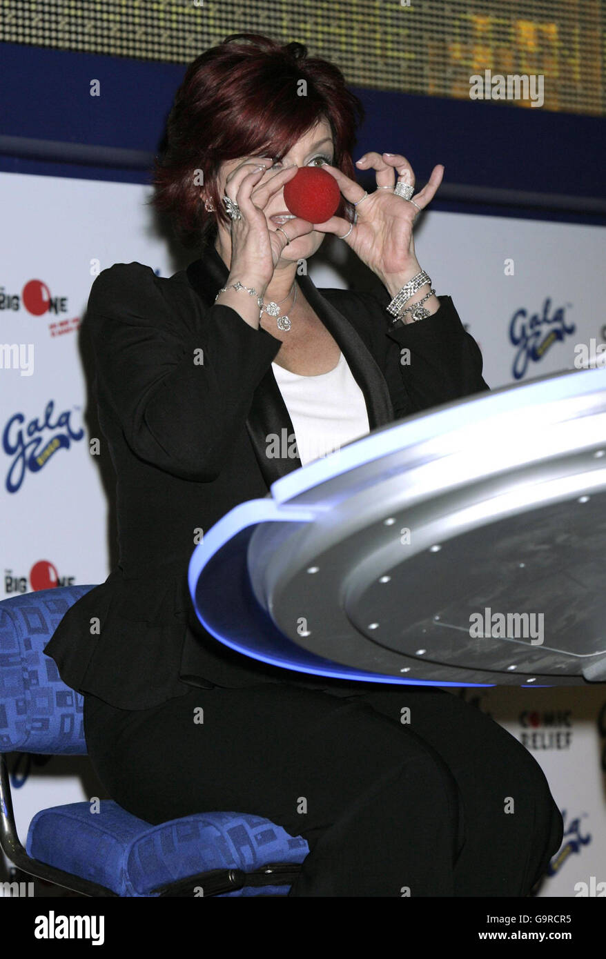 Sharon Osbourne appelle les numéros dans un jeu spécial de Bingo Comic relief, « The Big One », au Gala Bingo à Surrey Quays, au sud-est de Londres. Banque D'Images