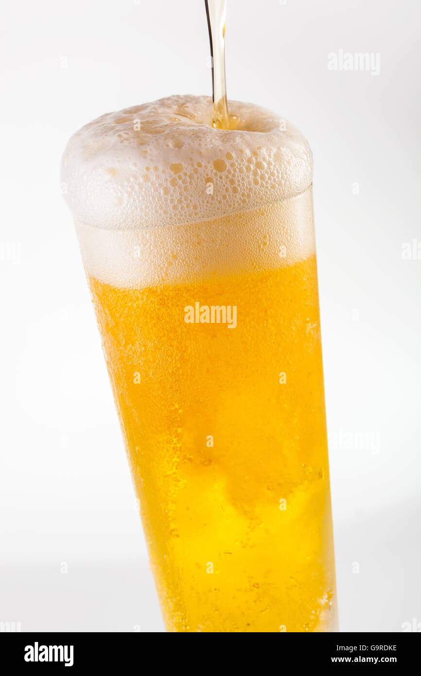 Servir une glace rafraîchissante bière Pilsner froid Banque D'Images