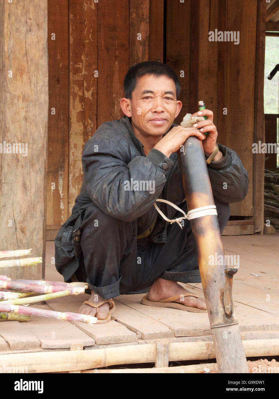 L'homme avec le bambou, smoling Oudomxay province, Laos, Asie / Ou Tai Banque D'Images