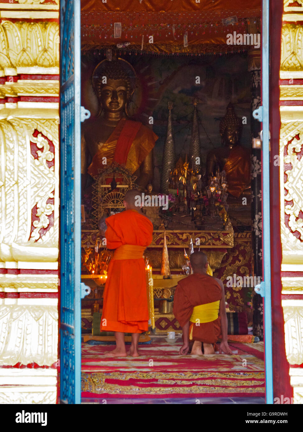 Moines au temple à Muang Kua, province Phongsali, Laos, Asie / Muang Kua Banque D'Images