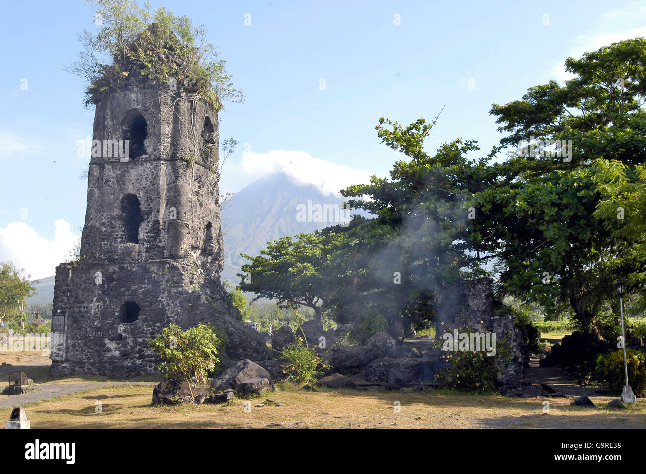 La tour du clocher, les ruines de Cagsawa, près de Legazpi City, près de vulcano Mayon, province d'Albay, à l'île de Luzon, Philippines Banque D'Images