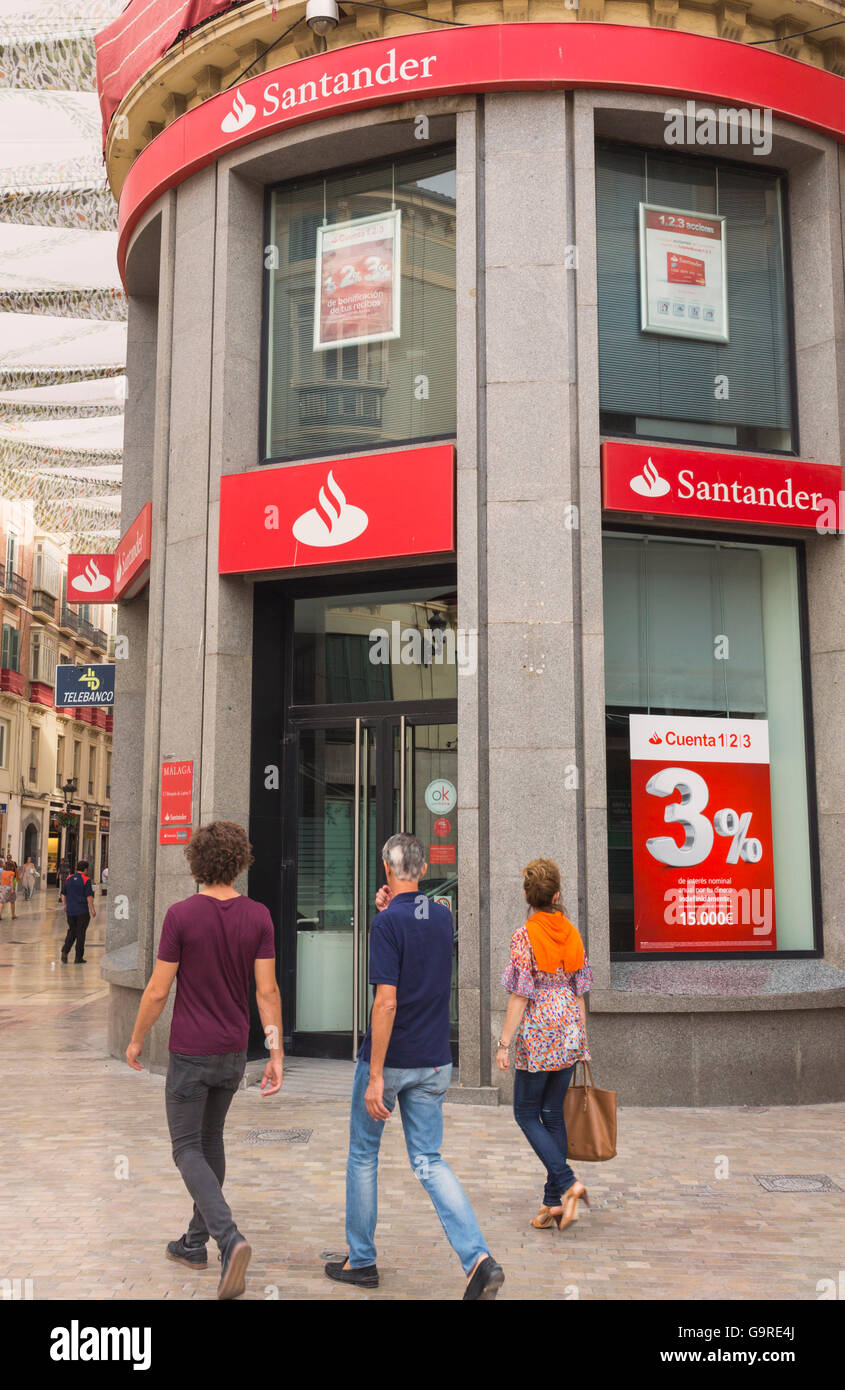 Malaga, Costa del Sol, la province de Malaga, Andalousie, Espagne du sud. Succursale de Banco Santander dans la Calle Larios. Banque D'Images