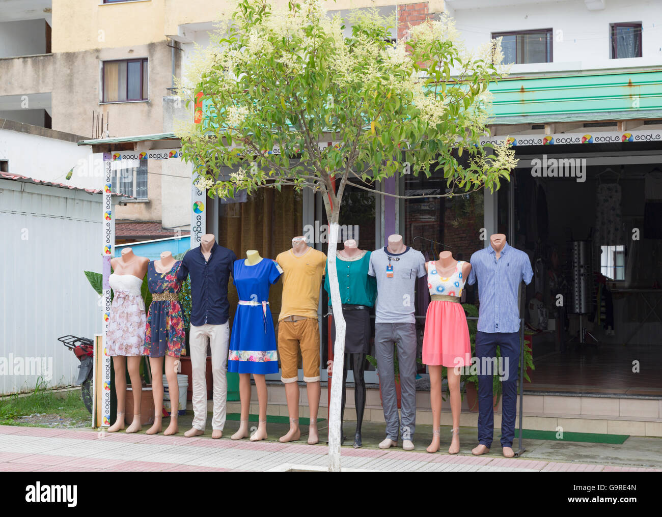 Di Vau Dejes, Albanie. Mannequins en face d'une boutique de vêtements. Banque D'Images