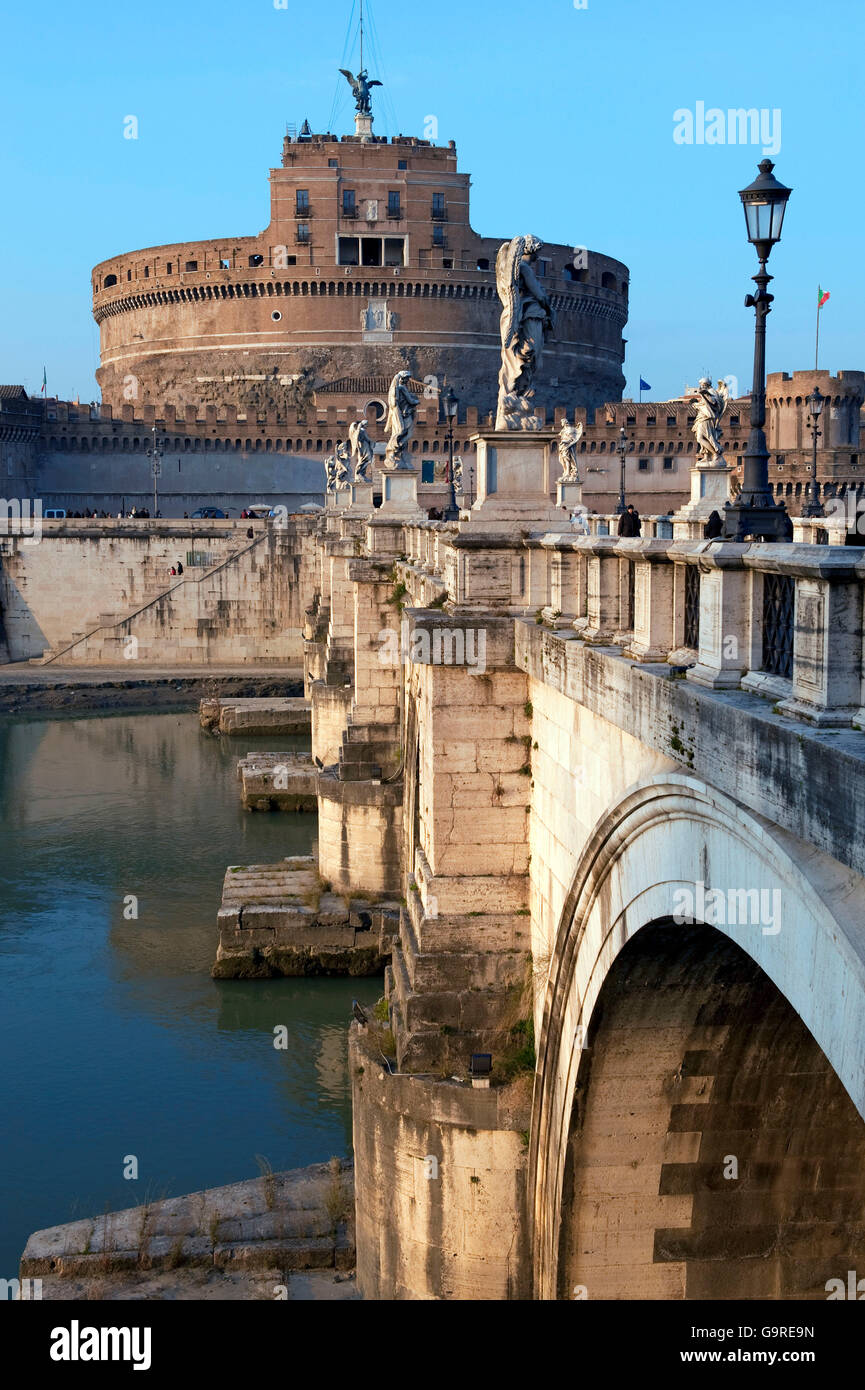 Château Saint Ange, Saint Ange Bridge, Rome, Latium, Italie / Castel Sant'Angelo, Château du Saint Ange, mausolée d'Hadrien, Ponte Sant'Angelo, Pont d'Hadrien Banque D'Images