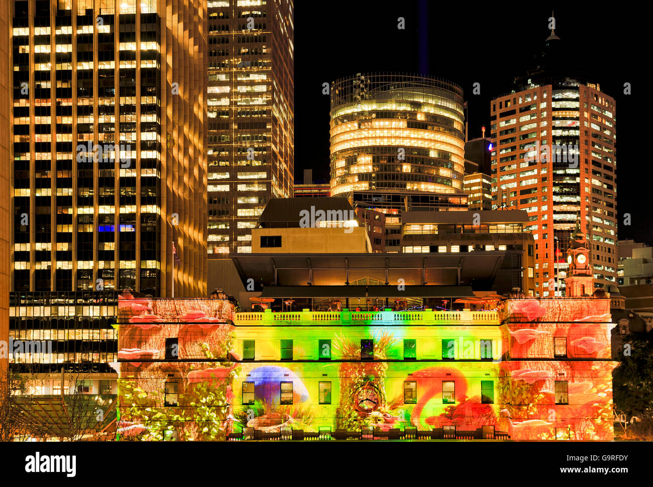 Gratte-ciel brillant lumineux tours de ville de Sydney la nuit autour d'historique maison des douanes en matière de Circular Quay CBD. Banque D'Images