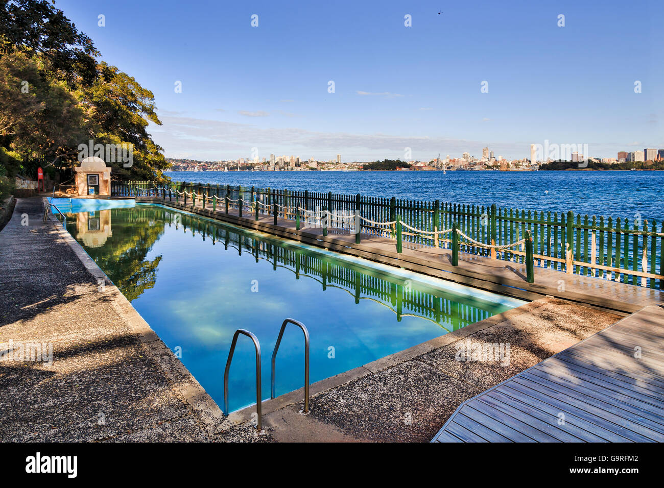 Piscine communale public rock à Cremorne sur un rivage du port de Sydney. Lieu de sports de loisirs pour les résidents locaux et le public. Banque D'Images