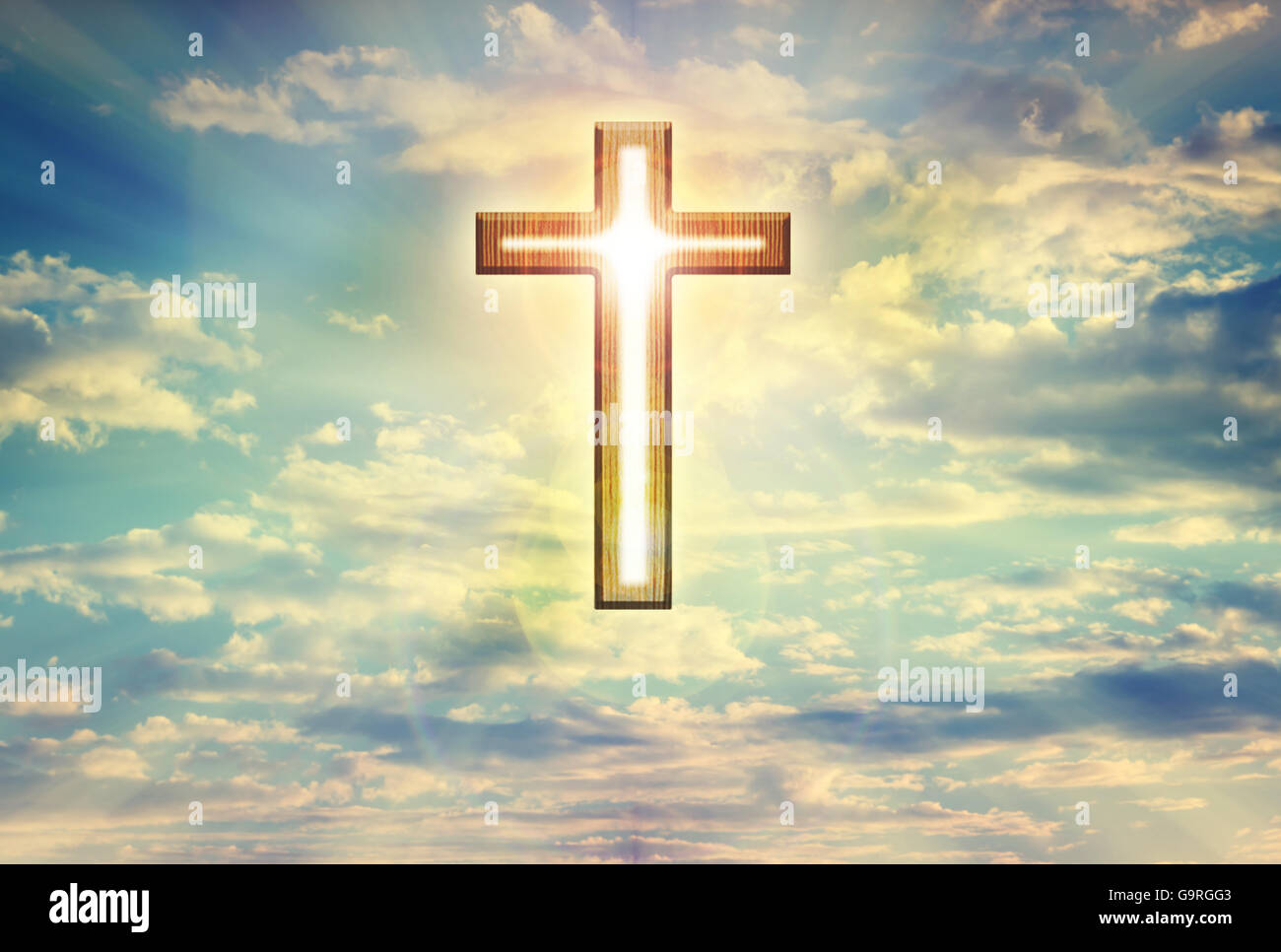 La Lumiere De Dieu A Travers Les Nuages De Reve Sur Formulaire Crucifix Ciel Bleu Croire L Espoir Confiance Le Ciel Et L Arriere Plan De Dieu Photo Stock Alamy
