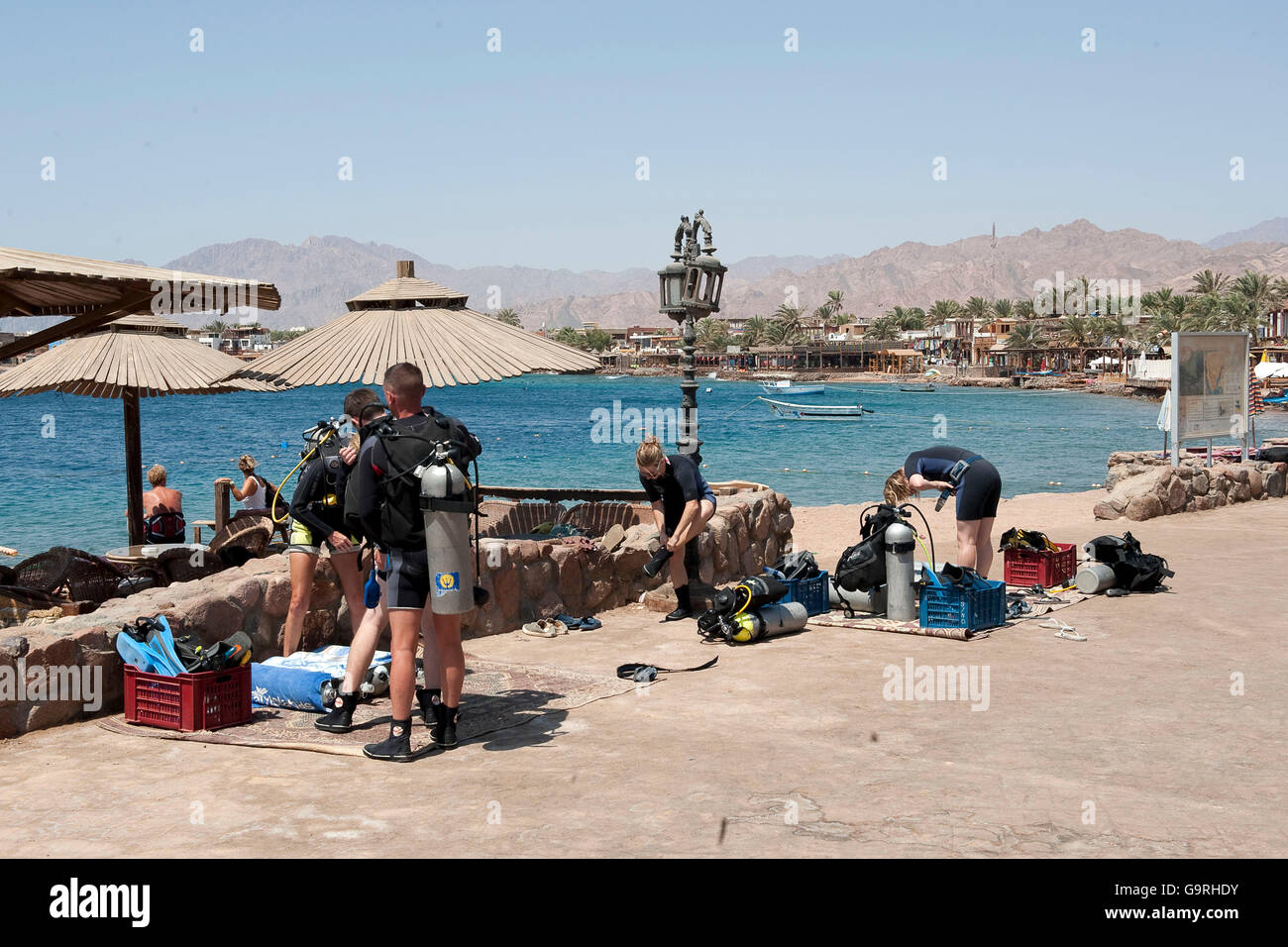 Les plongeurs, l'équipement, l'équipement de plongée, plongée sous-marine, Dahab, le gouvernorat du Sud du Sinaï, Égypte Banque D'Images