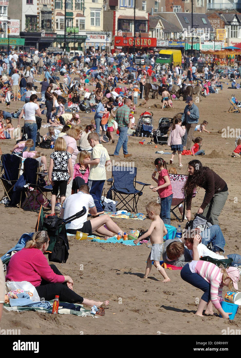 Les gens apprécient le temps chaud sur la plage de Scarborough pendant le week-end de vacances de Pâques. Banque D'Images