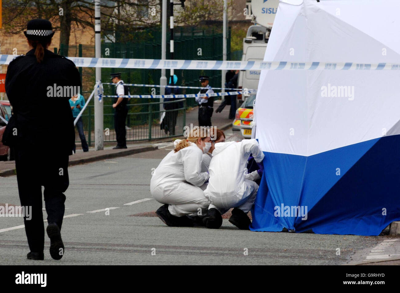 Des officiers sur la scène du crime sur Hall Rd, à son intersection avec Buttermere Close, à Leytonstone, dans l'est de Londres, où un garçon de 14 ans est décédé la nuit dernière après avoir été poignardé lors d'une attaque au couteau de bande qui a également laissé un jeune de 15 ans dans un état critique. Banque D'Images