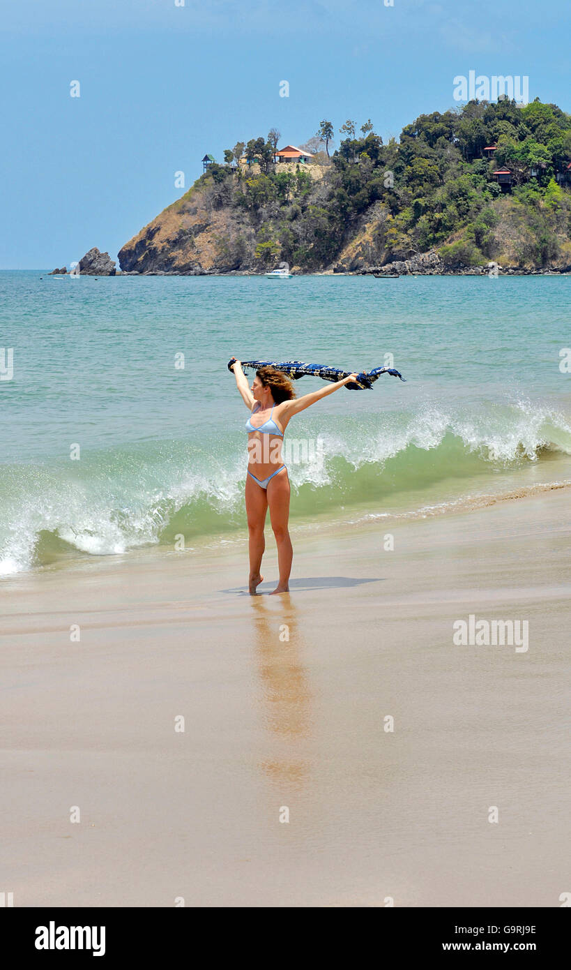 Young woman in bikini holding un paréo dans le vent / Koh Lanta, Thaïlande, Asie Banque D'Images