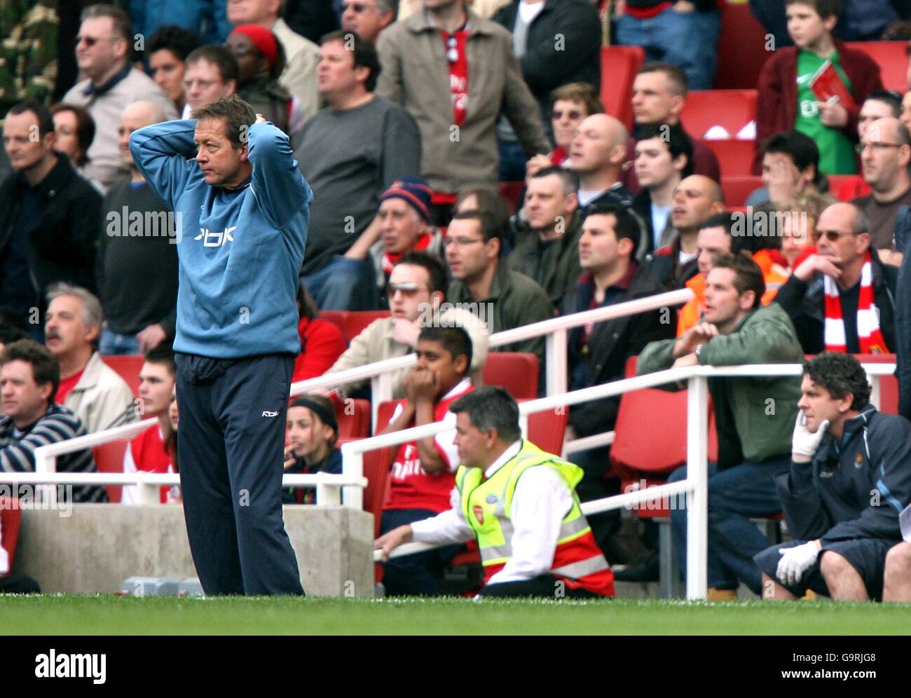 Football - FA Barclays Premiership - Arsenal v West Ham United - Emirates Stadium.Le directeur de West Ham United, Alan Curbishley, peut à peine regarder les dernières minutes Banque D'Images