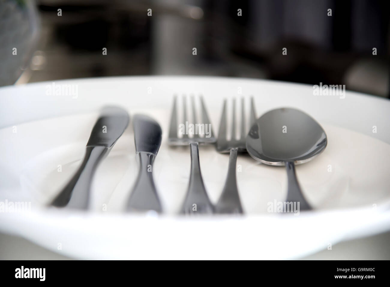 Fourchette et cuillère et couteau de table sur le fond blanc Banque D'Images