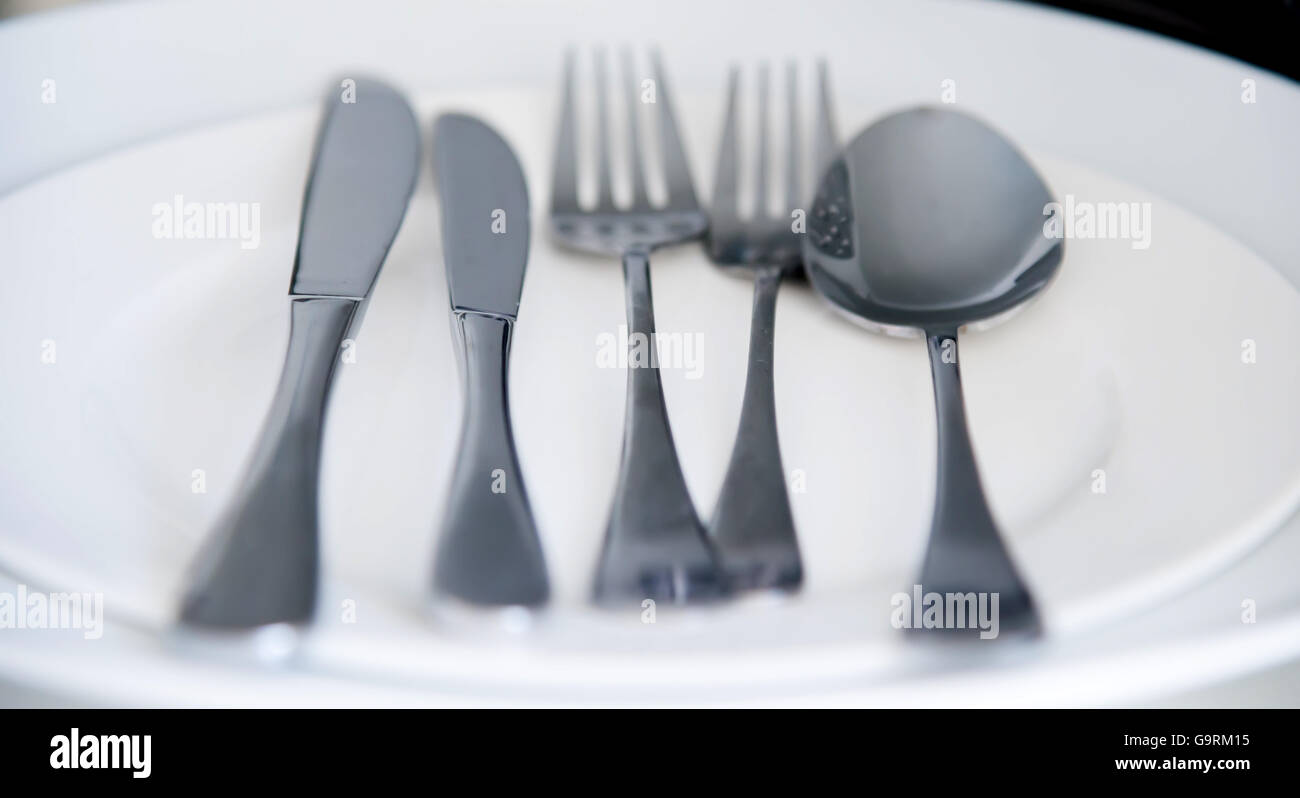 Fourchette et cuillère et couteau de table sur le fond blanc Banque D'Images
