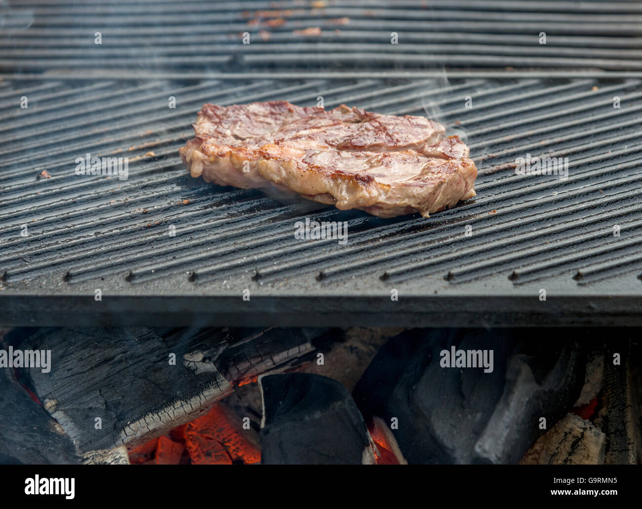 Deux t-bone steaks de boeuf florentin sur le grill Banque D'Images