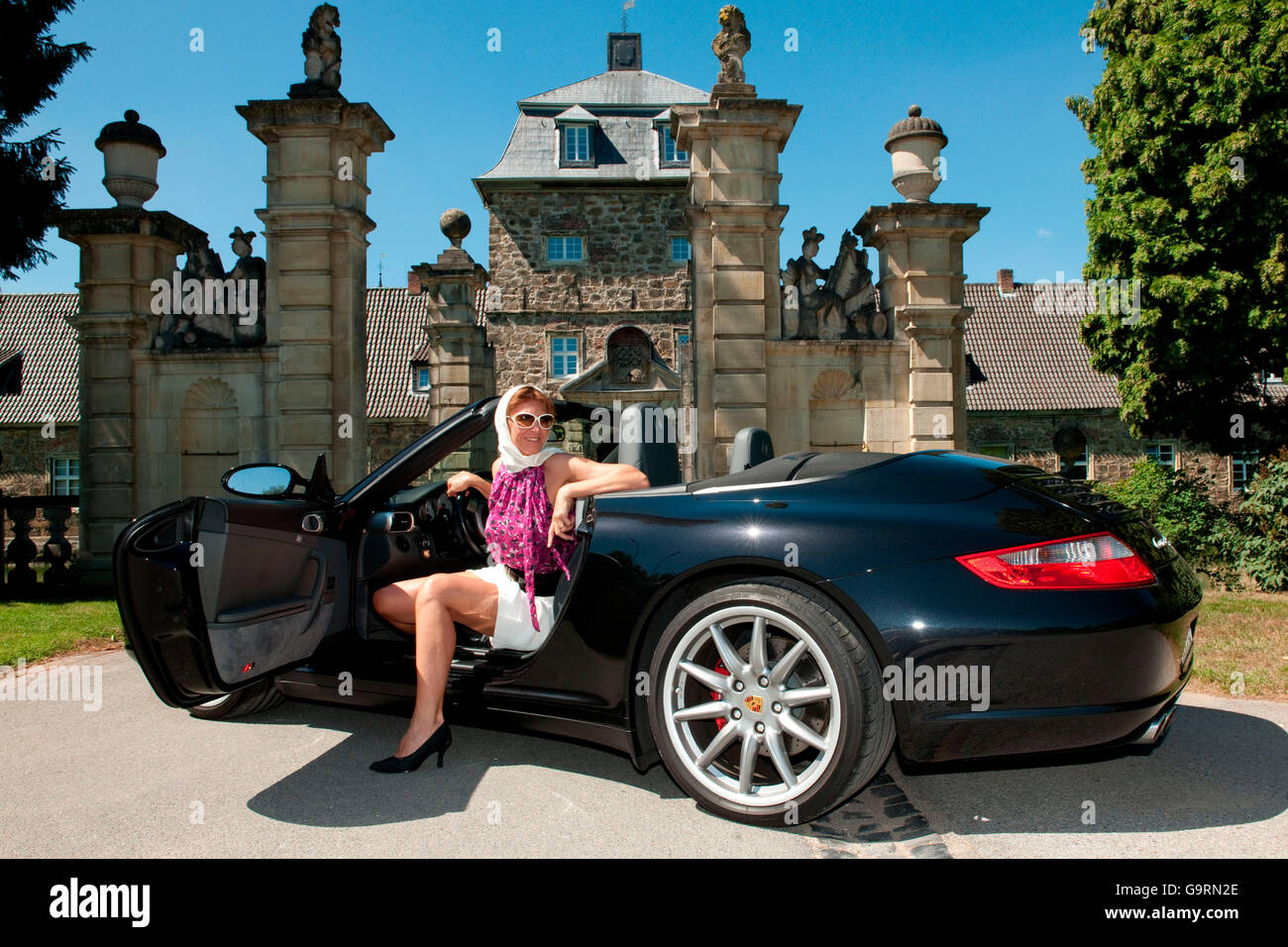 Femme élégante et Porsche 911 en face de château, 911, Carrera 4S Cabriolet, voiture, voitures de luxe, Banque D'Images