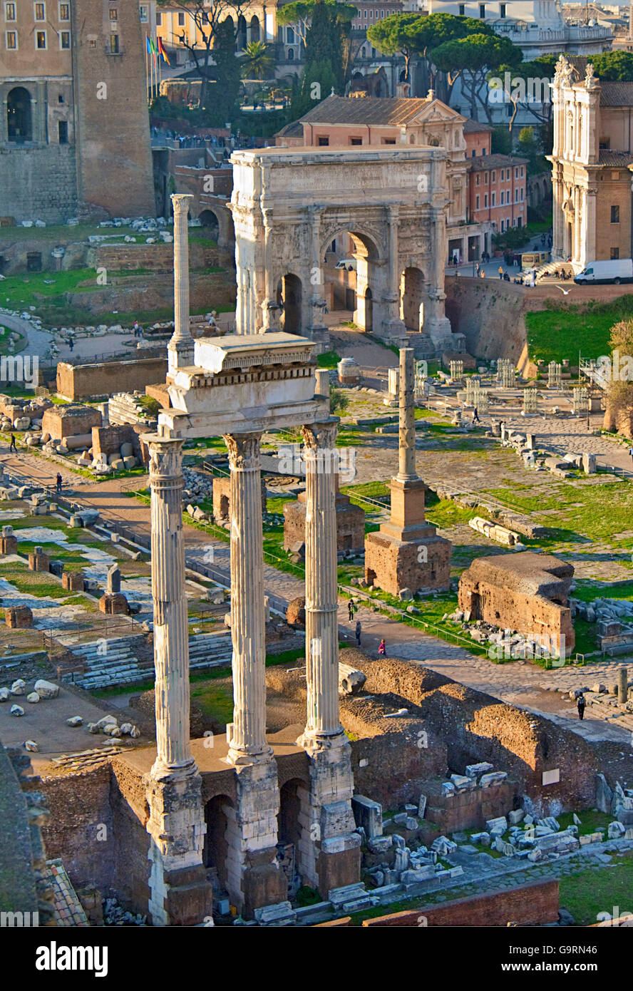 Forum Romanum, les colonnes du temple de Castor, Pollux ad Arch de Severus, Rome, Italie, Lazium Banque D'Images