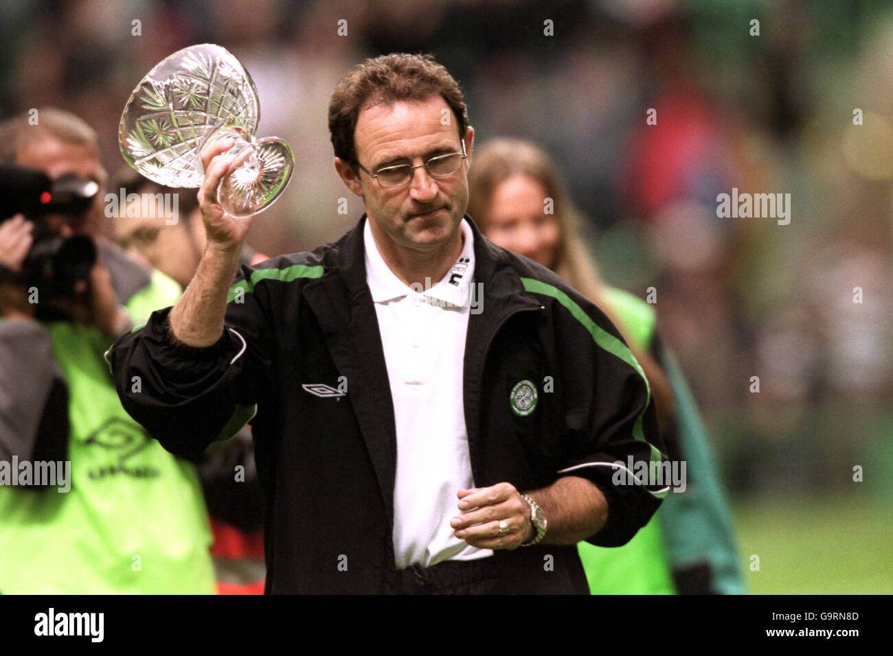 Football - amical - Celtic v Fulham.Martin O'Neill, le gérant du Celtic, montre le bol en verre découpé qui lui a été présenté avant le match Banque D'Images