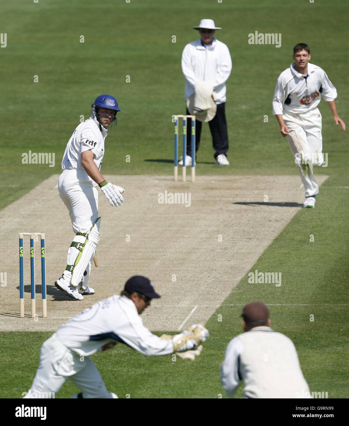 Chris Adams, skipper du Sussex, s'attaque au Kent Bowler Simon Cook et au gardien de cricket Matt Prior pour la petite nuit lors du match de la Liverpool Victoria County Championship Division One au terrain de cricket du comté de Hove. Banque D'Images