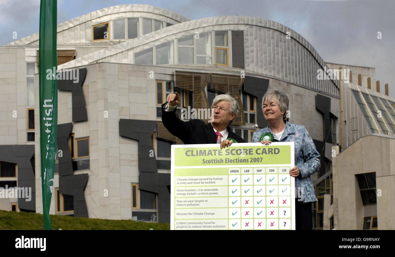 Le leader du Parti Vert écossais Robin Harper et le MSP Shiona Baird dévoilent une « carte de score sur le changement climatique » pour les principaux partis politiques en dehors du Parlement écossais, à Édimbourg. Banque D'Images