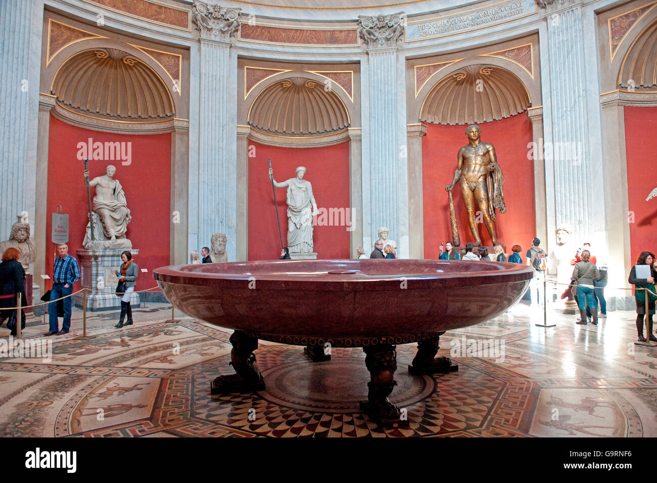 Sala Rotonda avec bol antique faite de Porphyr et bronze statue d'Héraclès  / Vatican Photo Stock - Alamy