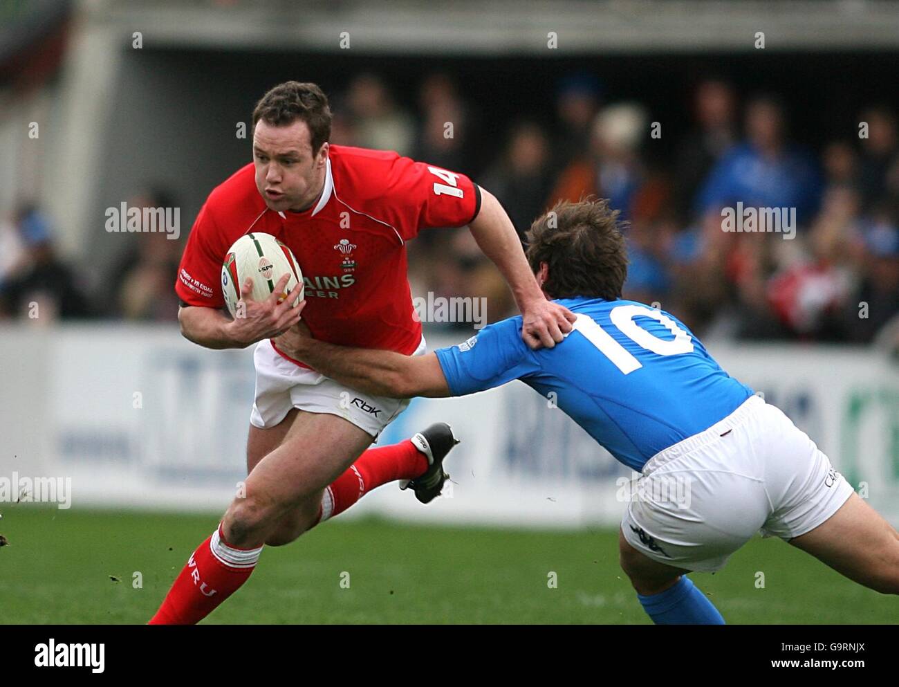 Mark Jones (l), du pays de Galles, tente de se faire le brave de Ramiro Pez (r), de l'Italie. Banque D'Images