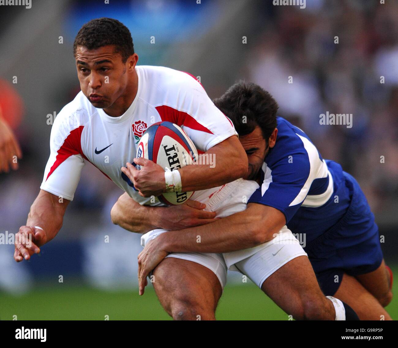 Rugby Union - RBS 6 Nations Championship 2007 - Angleterre / France - Twickenham.Jason Robinson (l), en Angleterre, est attaqué par David Marty (r), en France. Banque D'Images