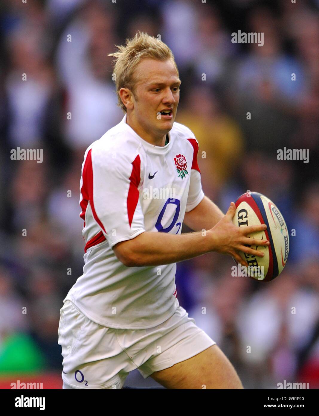 Rugby Union - RBS 6 Nations Championship 2007 - Angleterre / France - Twickenham.Le Shane Geraghty d'Angleterre traverse la défense de la France pour mettre en place la deuxième tentative de l'Angleterre Banque D'Images