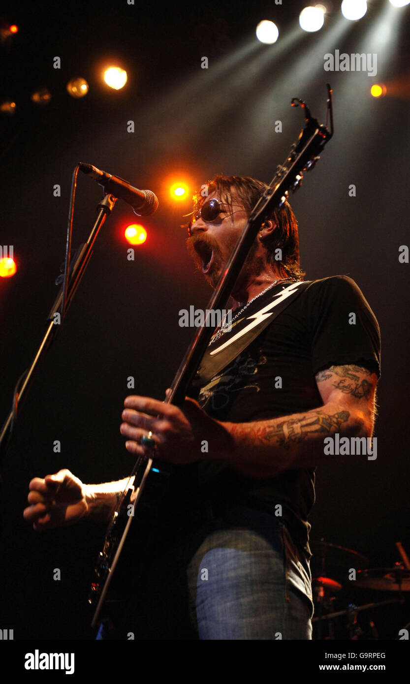 Jesse ''le diable'' Hughes du groupe Eagles of Death Metal en action lors d'un concert à l'Astoria dans le centre de Londres. Banque D'Images